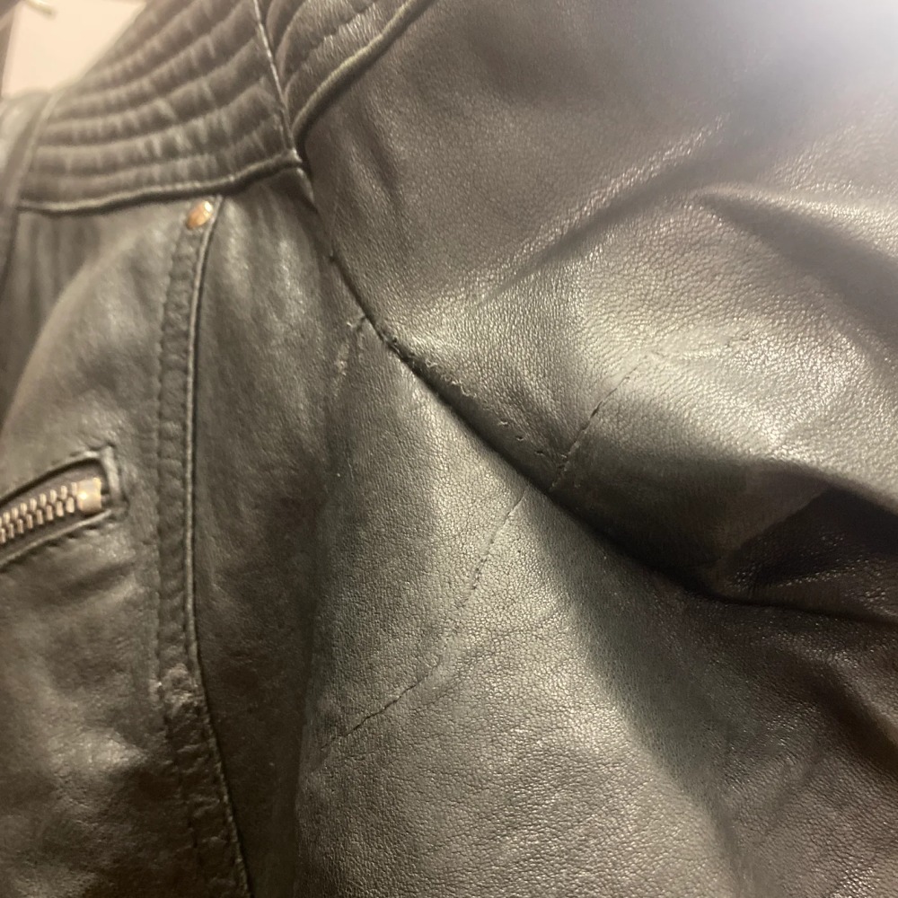 giacca in pelle nera riparata da Carucci